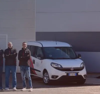 Furgone col nome dell'impresa e squadra in divisa
