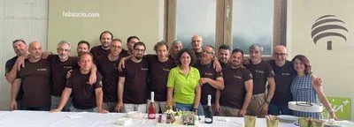La squadra al completo in maglia aziendale